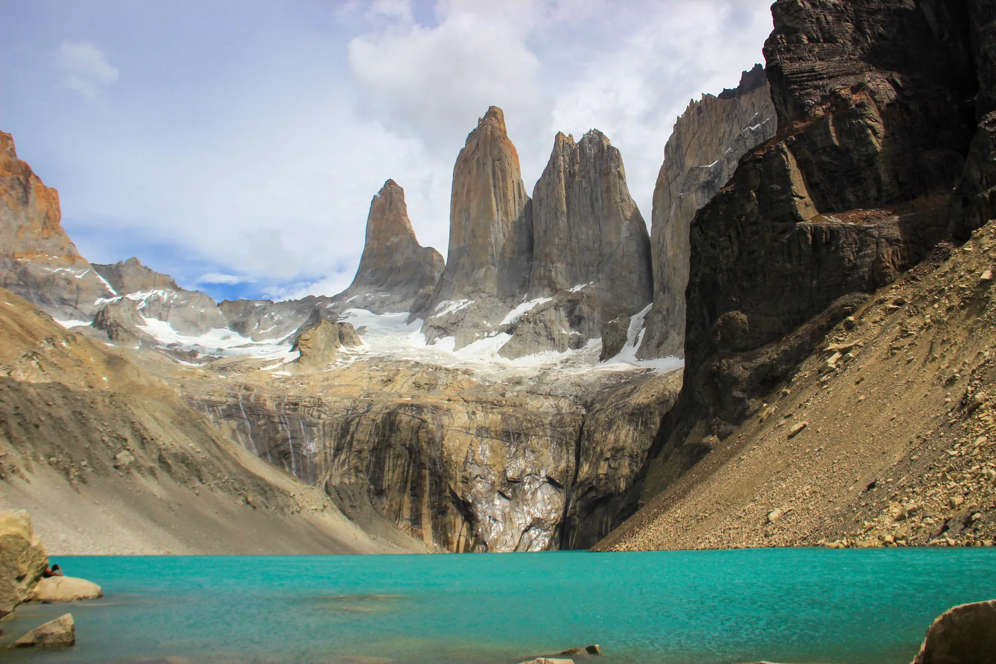 Les trois tours de granite de Las Torres se reflétant dans le lac turquoise, Torres del Paine