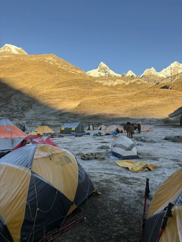 Camp givré en haute altitude sur le trek Huayhuash