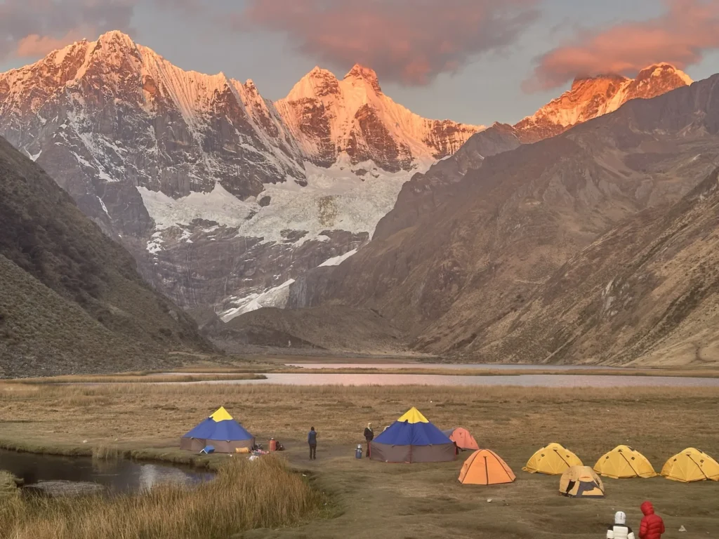 Camp de Jahuacocha au coucher de soleil, trek Huayhuash