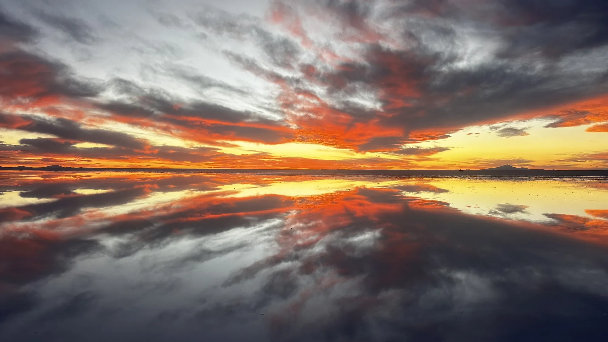 Effet miroir au coucher de soleil sur le Salar de Uyuni, Bolivie
