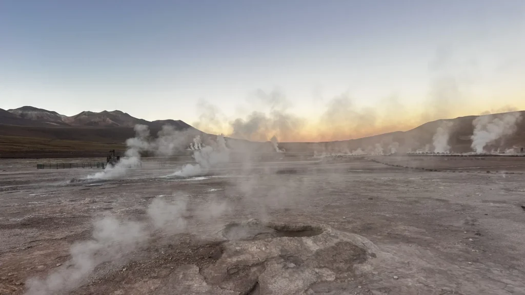Le Geyser del Tatio au lever du soleil dans le désert d'Atacama, Chili