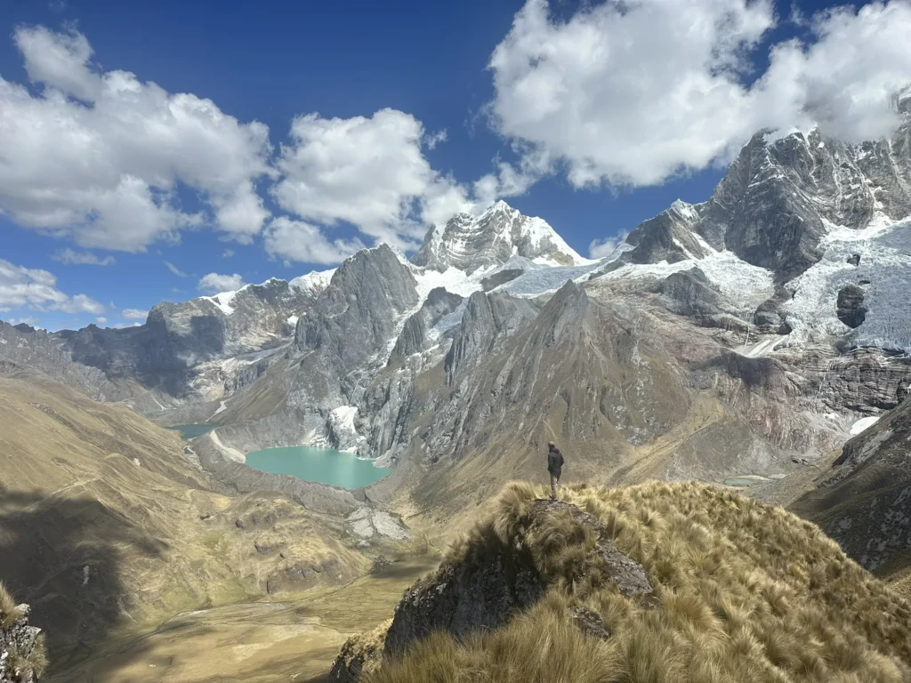 Lac Carhuacocha avec vue sur le Yerupajá, cordillère Huayhuash