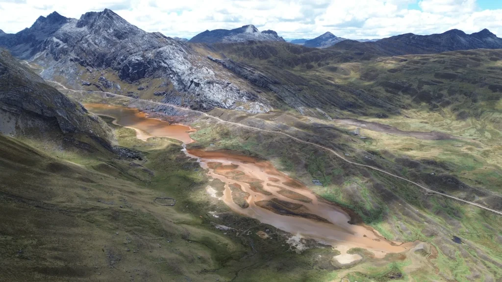 Lac pollué par l'activité minière sur le trek Huayhuash, Pérou