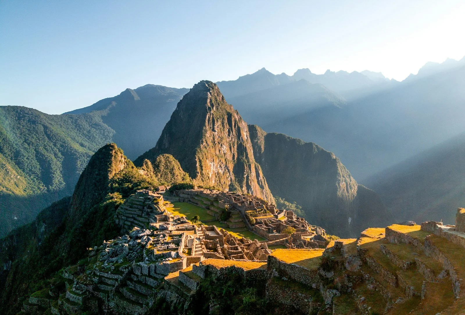 Vue panoramique du Machu Picchu au lever du soleil, coût de la vie au Pérou