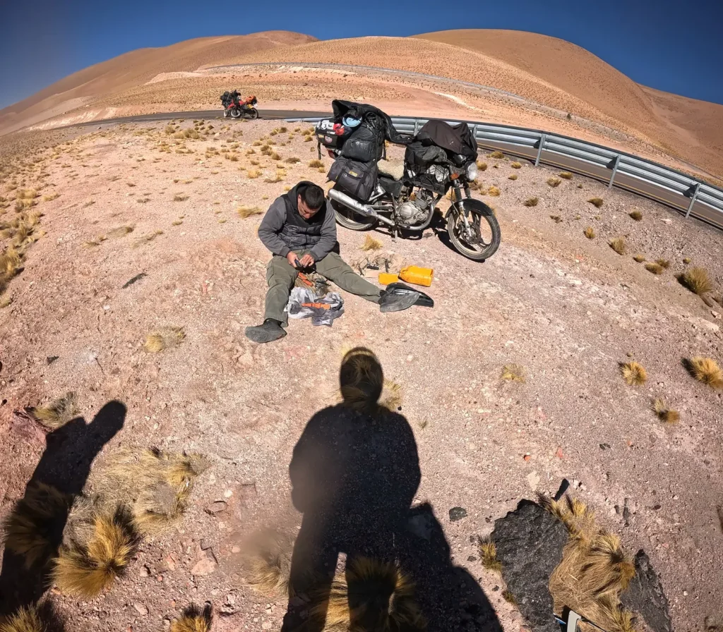 Motard réglant son carburateur en altitude dans le désert d'Atacama
