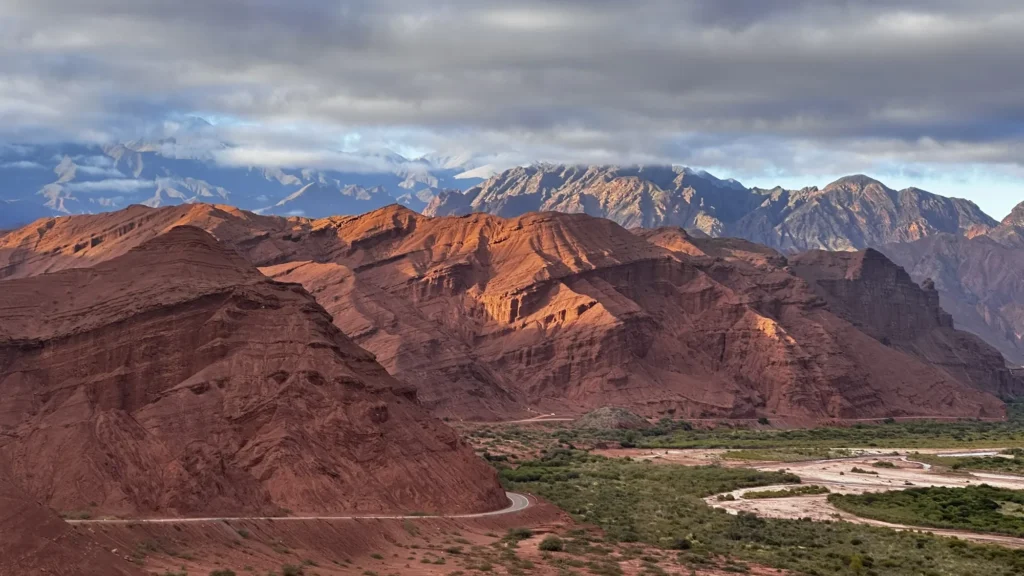Formations rocheuses rouges sur la route entre Cachi et Cafayate en Argentine