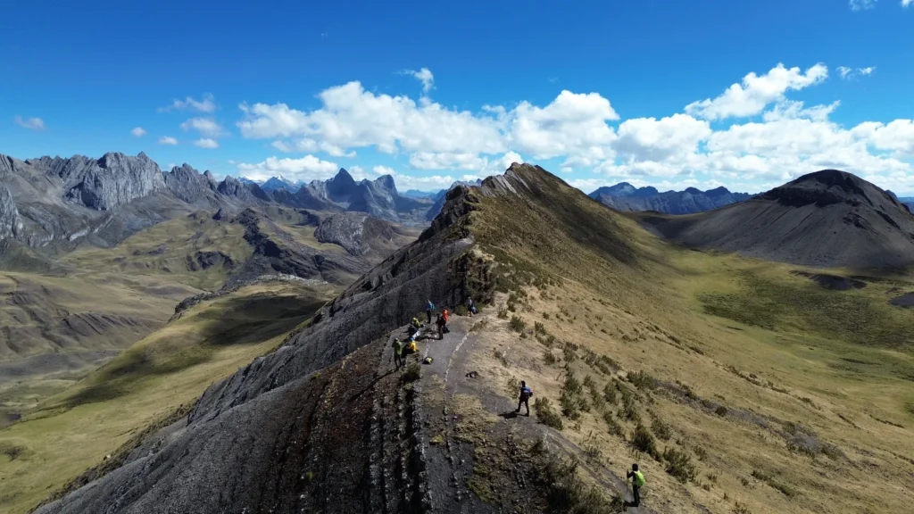 Route alpine du trek Huayhuash avec vue sur le Yerupajá et le Siula Grande