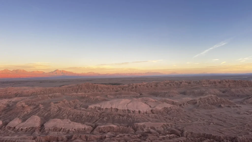 Coucher de soleil sur la Valle de la Luna dans le désert d'Atacama