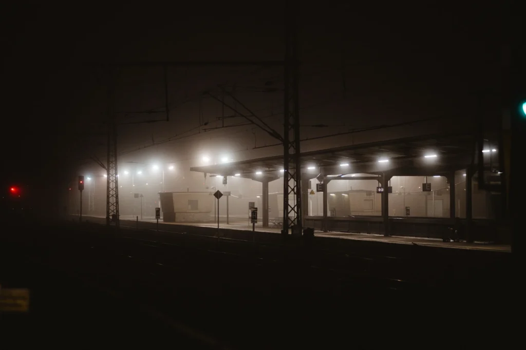 Quai de gare à Berlin la nuit dans le brouillard, arrivée d'un train de nuit en Europe