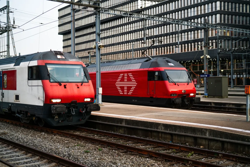 Voyager sans avion : deux trains rouges en gare de Zurich